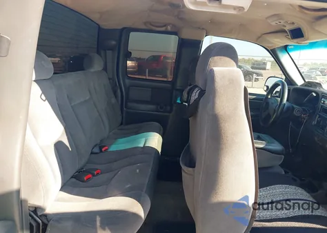 2002 Chevrolet Silverado 1500 Ls z USA, uszkodzony, nr VIN 2GCEC19V421315439